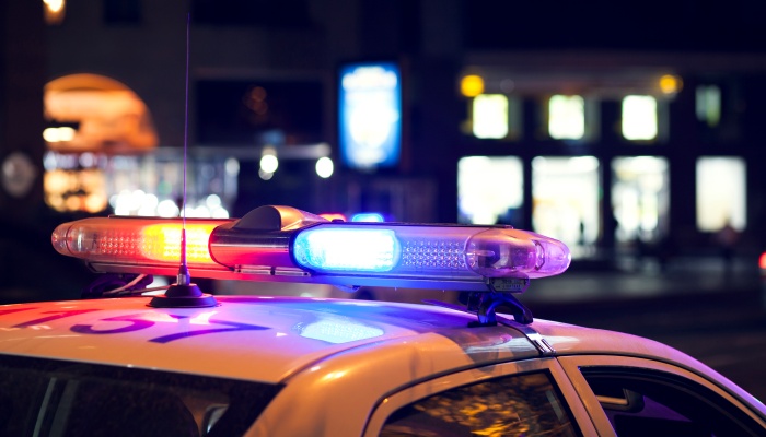 女网红违停后不满处罚跳上警车抗议 目前被行拘