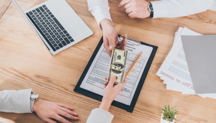 公司裁员赔偿金要扣税吗 赔偿金的标准是什么