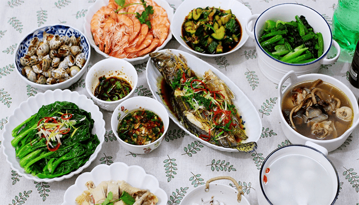 晚饭可以吃油腻的食物吗？晚饭吃什么可以助眠？